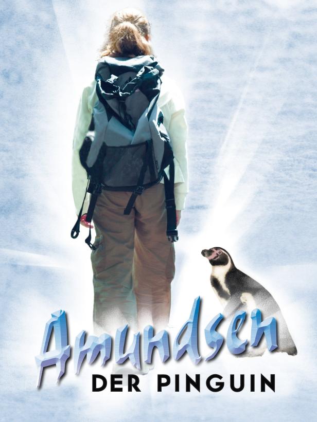 Eine junge Frau mit Rucksack und ein Pinguin vor dem Schriftzug „Amundsen – Der Pinguin“.