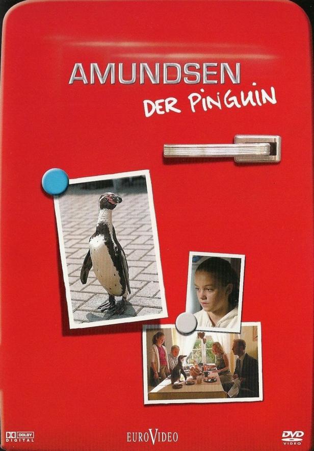 Das DVD-Cover von „Amundsen, der Pinguin“ zeigt einen roten Kühlschrank mit Fotos, darunter eines von einem Pinguin.