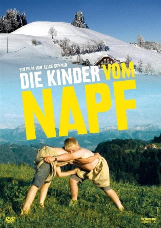 Das Filmplakat für „Die Kinder vom Napf“ zeigt zwei ringende Jungen vor einer Berglandschaft.