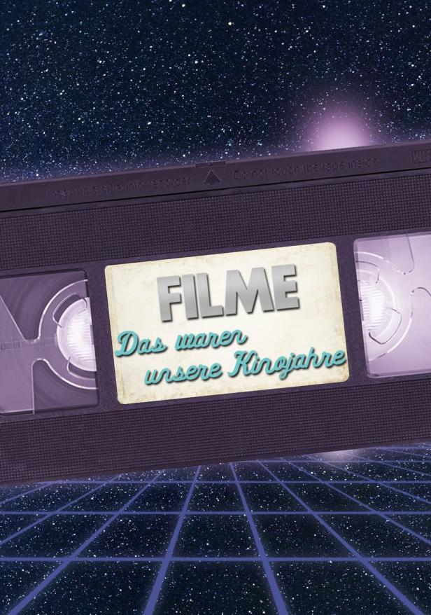 Eine VHS-Kassette mit dem Schriftzug „Filme – Das waren unsere Kinojahre“ vor einem Sternenhimmel.