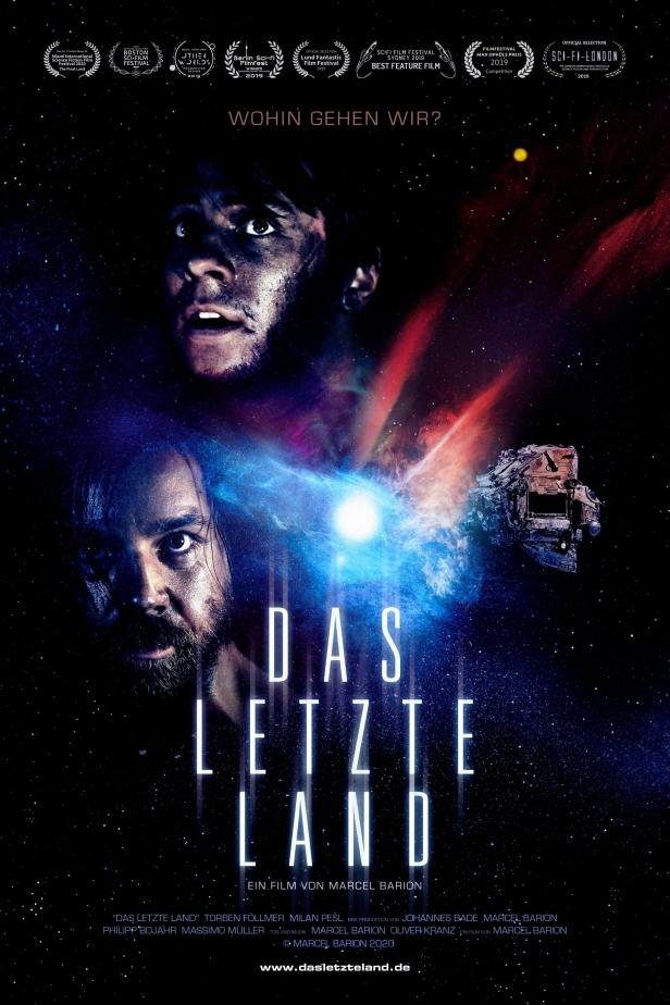 Das Filmplakat für „Das letzte Land“ zeigt zwei Männergesichter und ein Raumschiff im Weltraum.