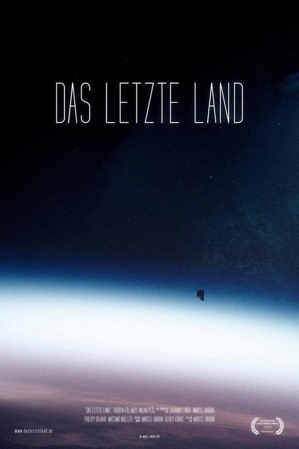 Das Filmplakat für „Das letzte Land“ zeigt einen Blick aus dem Weltraum.