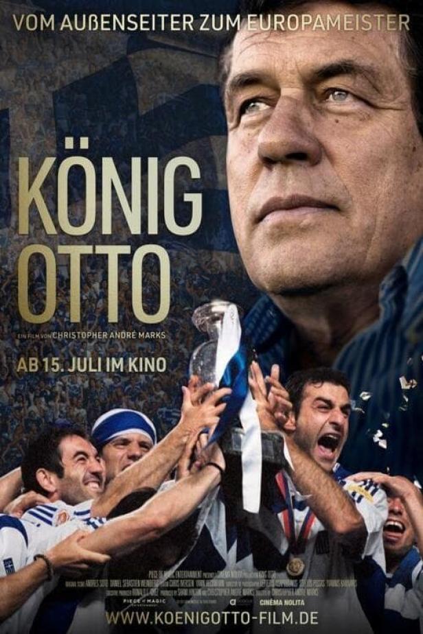 Das Filmplakat für „König Otto“ zeigt Otto Rehhagel und jubelnde griechische Fußballspieler mit einem Pokal.