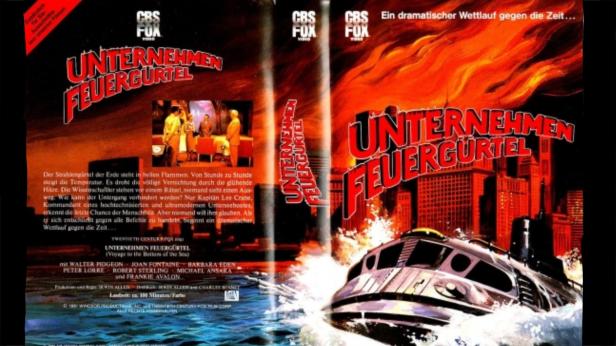 Das Cover des Films „Unternehmen Feuergürtel“ zeigt ein futuristisches U-Boot vor brennenden Hochhäusern.