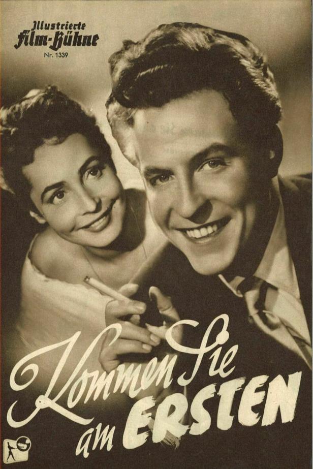 Ein Filmposter für „Kommen Sie am Ersten“ mit einem lächelnden Paar, das eine Zigarette raucht.