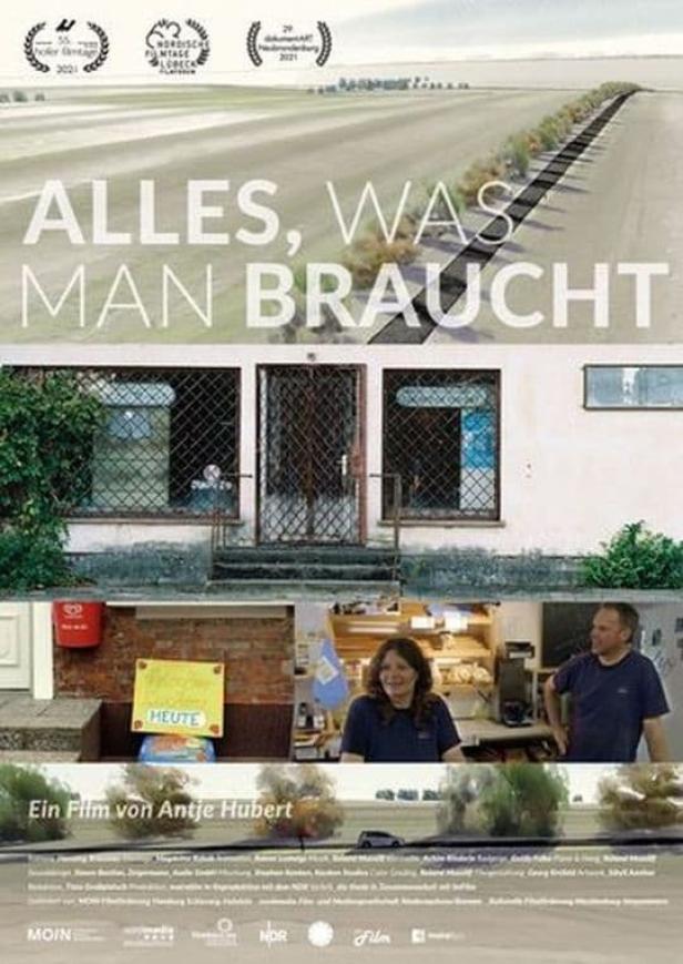 Das Filmplakat für „Alles, was man braucht“ zeigt eine Landstraße und ein kleines Geschäft.