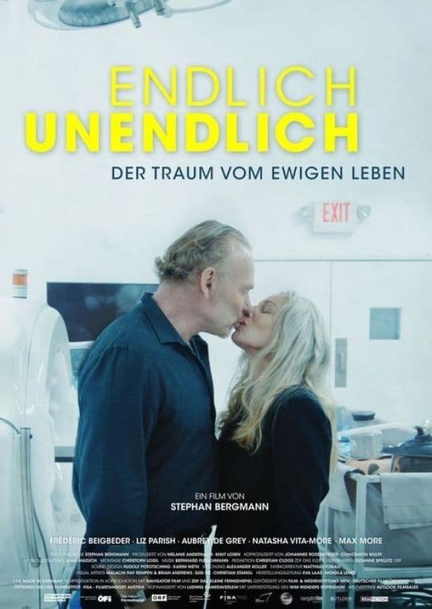 Das Filmplakat für „Endlich unendlich“ zeigt ein sich küssendes Paar vor medizinischen Geräten.