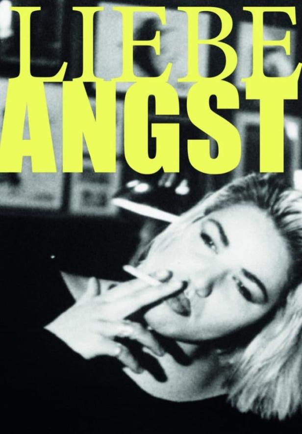 Das Filmplakat für „Liebe Angst“ zeigt eine Frau, die eine Zigarette raucht.