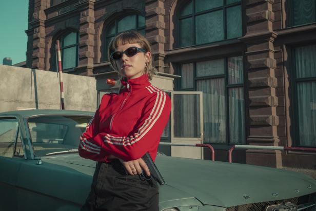 "Kleo"-Trailer: Jella Haase als Ex-DDR-Spionin in Netflix-Serie