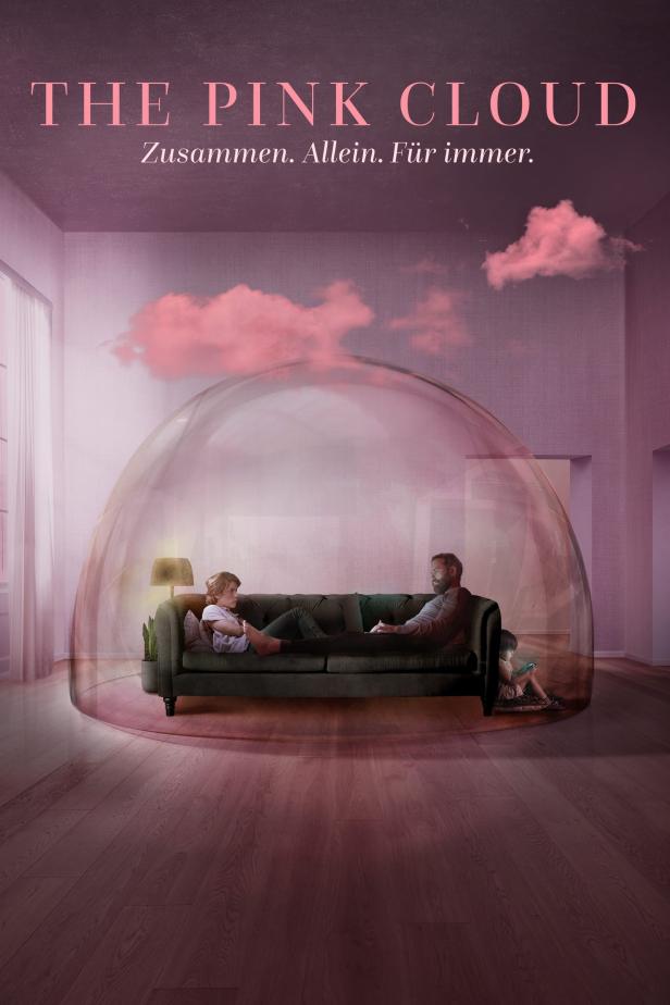 Ein Paar und ein Kind sitzen in einem Wohnzimmer unter einer transparenten Kuppel, Titel „The Pink Cloud“.