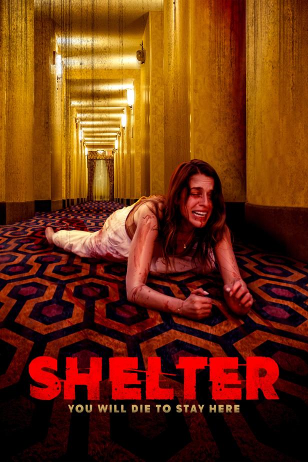 Eine verletzte, weinende Frau liegt in einem Hotelflur des Films „Shelter“.
