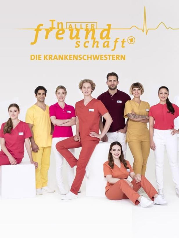 Das Ensemble der Fernsehserie „In aller Freundschaft – Die Krankenschwestern“ posiert für ein Gruppenfoto.