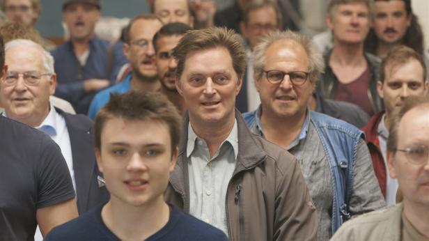 Eine Gruppe von Menschen unterschiedlichen Alters steht zusammen.