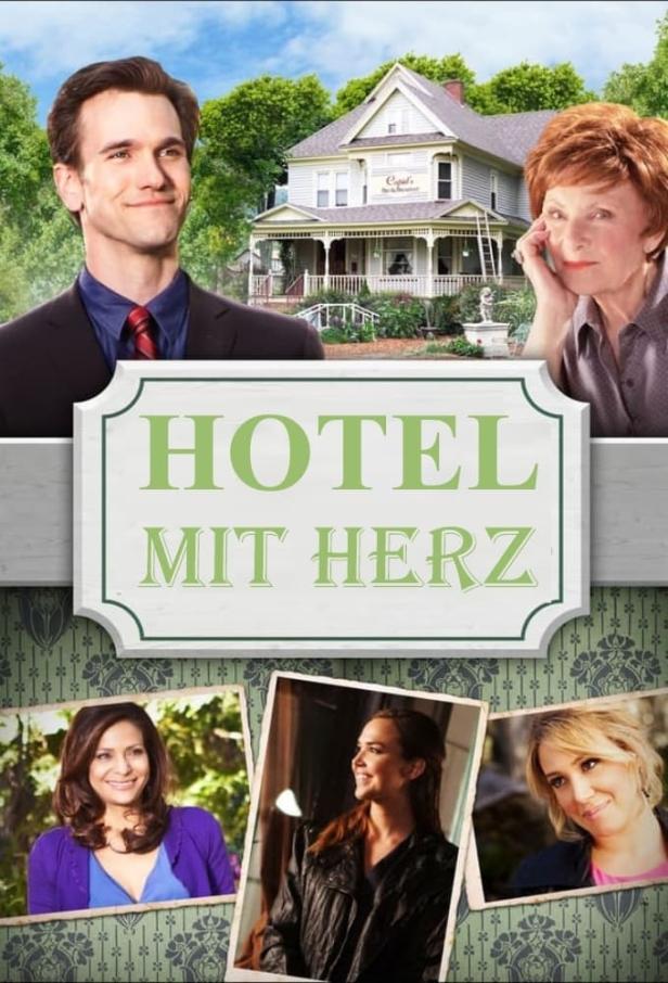 Das Filmplakat für „Hotel mit Herz“ zeigt Darsteller vor einem Gasthof.