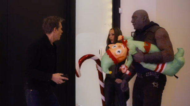 Kevin Bacon, Pom Klementieff und Dave Bautista in "Guardians of the Galaxy: Holiday Special"