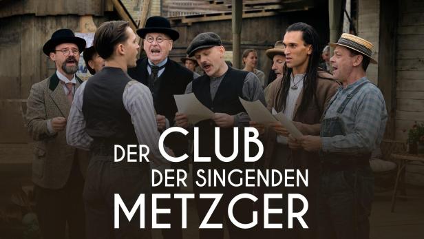 Eine Gruppe von Männern in historischer Kleidung singt aus Notenblättern, im Vordergrund der Titel „Der Club der singenden Metzger“.
