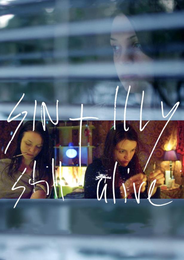 Das Filmplakat für „Sint Tilly Still Alive“ zeigt zwei Frauen und eine Spiegelung im Fenster.