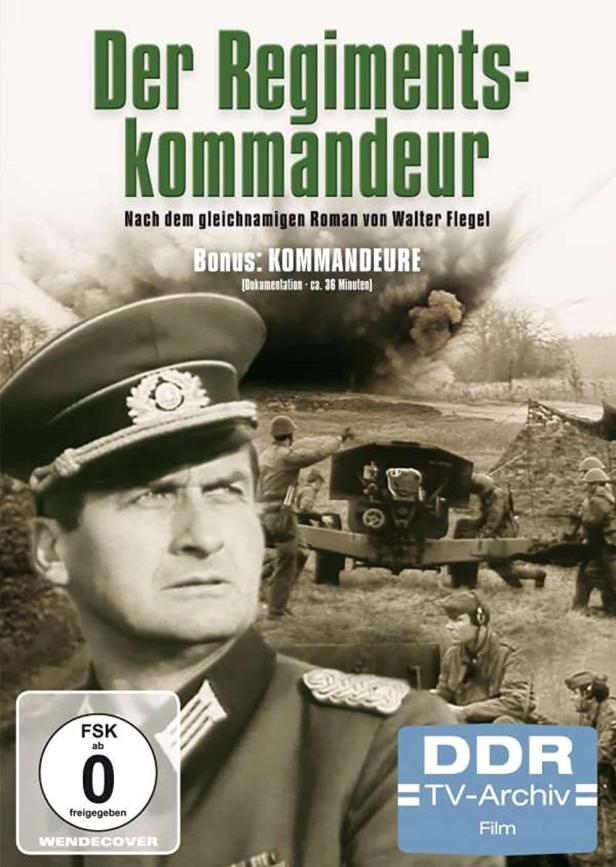 Das Filmplakat für „Der Regimentskommandeur“ zeigt einen Offizier vor einer Kriegsszene.