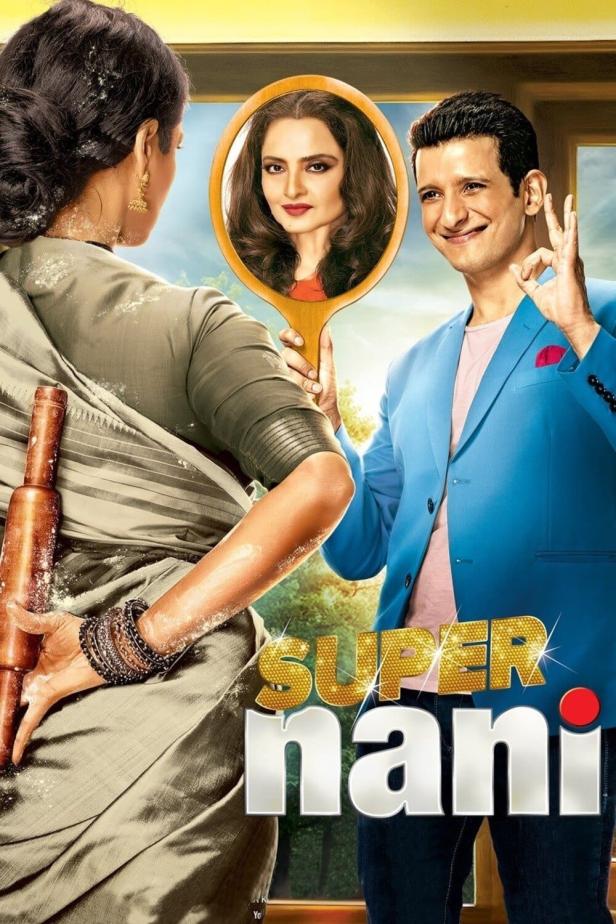 Das Filmplakat für „Super Nani“ zeigt eine Frau mit Nudelholz und Rekha in einem Spiegel, neben einem Mann im blauen Sakko.