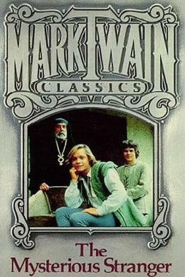 Das Cover von Mark Twains „Der geheimnisvolle Fremde“ zeigt drei Personen in historischer Kleidung.
