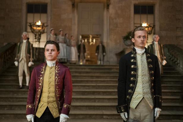 Sam Clemmett als junger Brimsley und Freddie Dennis als Reynolds in "Queen Charlotte"