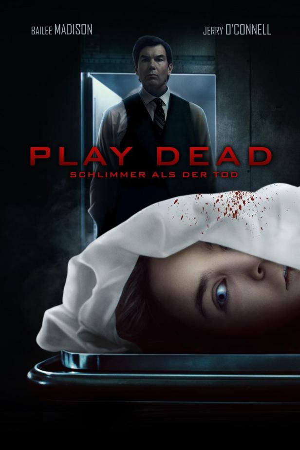 Das Filmplakat für „Play Dead“ zeigt Bailee Madison, Jerry O'Connell und eine Leiche mit Blutspritzern.