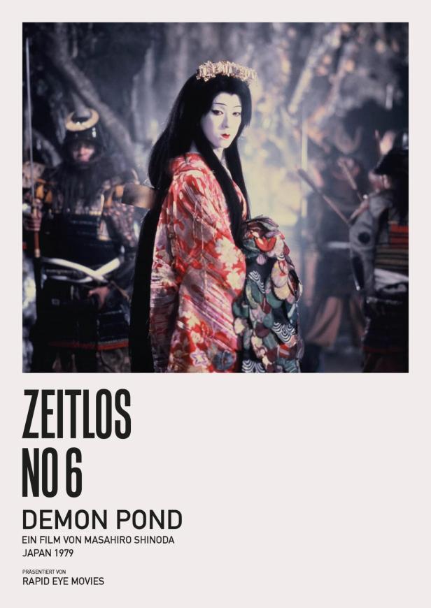 Eine Frau in traditioneller japanischer Kleidung und weißem Make-up, umgeben von Samurai, aus dem Film „Demon Pond“.