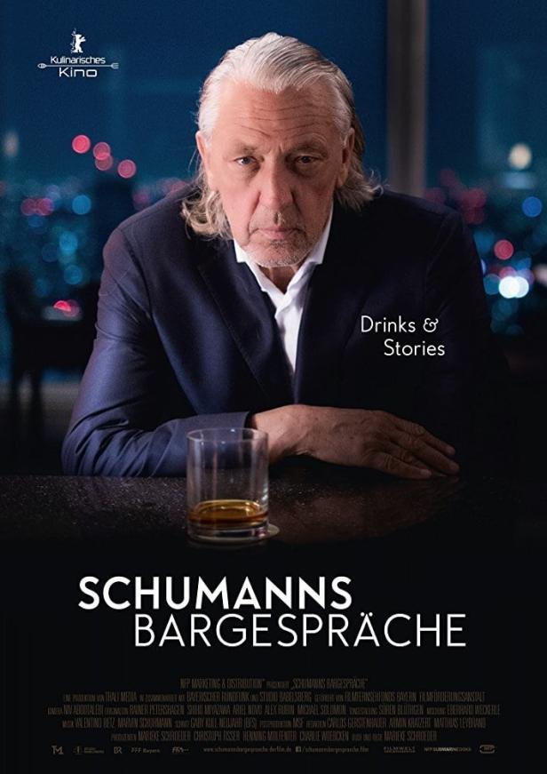 Das Filmplakat zu „Schumanns Bargespräche“ zeigt Charles Schumann mit einem Drink vor einer Skyline.