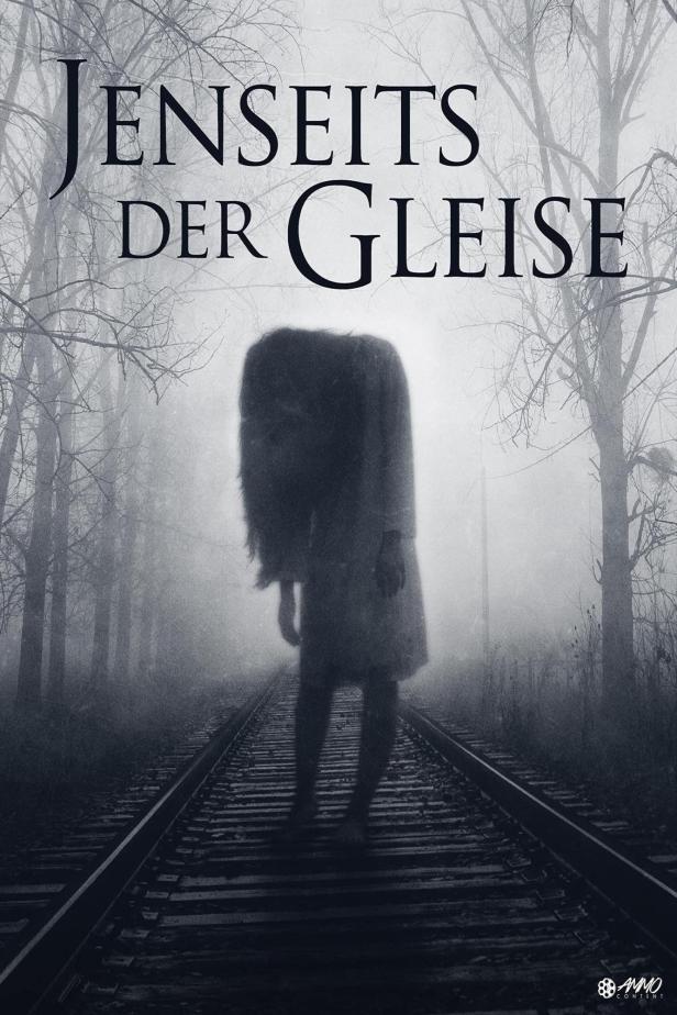 Ein unheimliches Wesen steht auf Bahngleisen im Nebel, Titel „Jenseits der Gleise“.