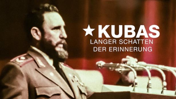 Fidel Castro hält eine Rede vor Mikrofonen.