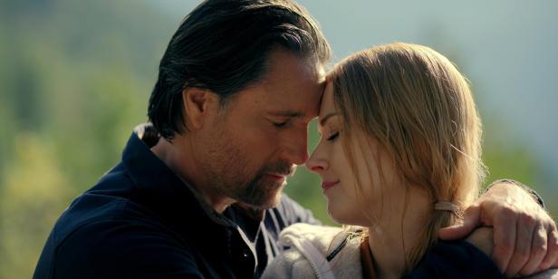 Martin Henderson als Jack Sheridan und Alexandra Breckenridge als Mel Monroe in "Virgin River"-Staffel 5