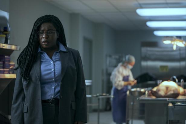 Uzo Aduba als Ermittlerin Edie in "Painkiller"