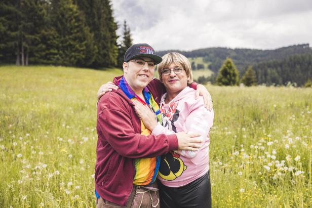 Alex und Tamara stehen vor einer grünen Wiese.