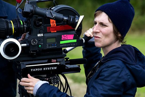 Eine Frau bedient eine Arriflex 16SR 3-Filmkamera mit Tango System.