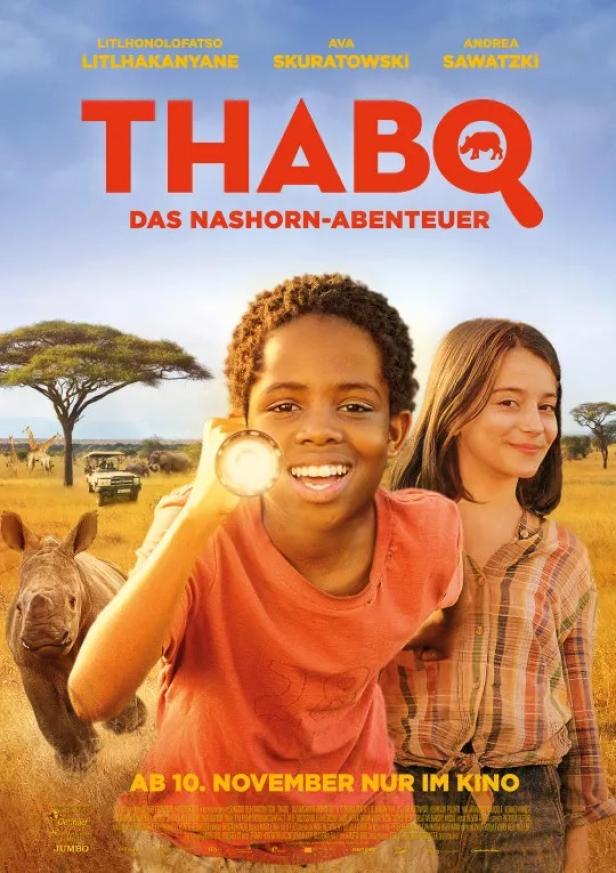 Das Filmplakat für „Thabo – Das Nashorn-Abenteuer“ zeigt zwei Kinder und ein Nashorn in der afrikanischen Savanne.