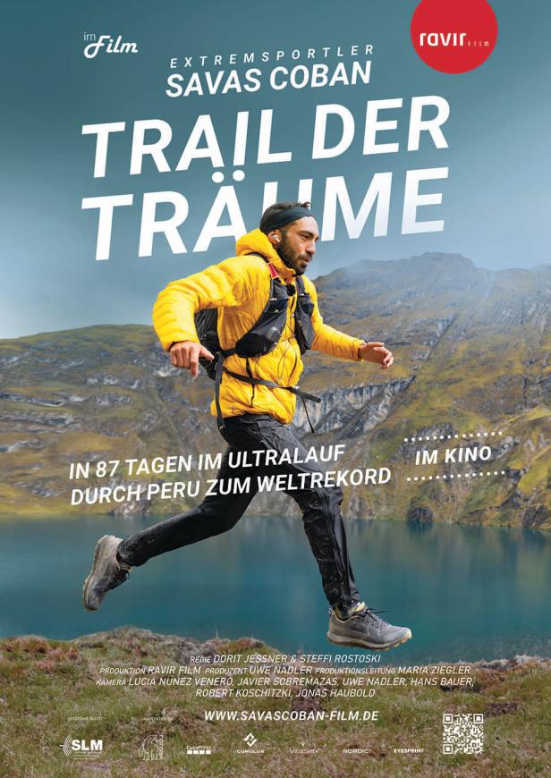 Das Filmplakat für „Trail der Träume“ zeigt den Extremsportler Savas Coban beim Ultralauf in Peru.