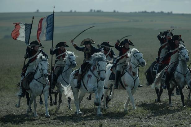 Joaquin Phoenix als Napoleon Bonaparte auf dem Schlachtfeld