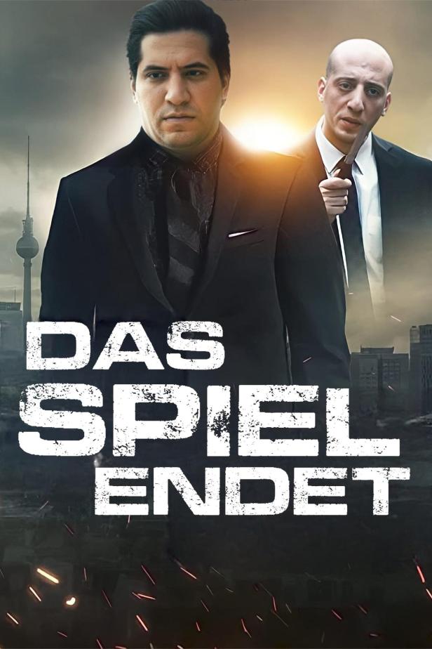 Das Filmplakat für „Das Spiel endet“ zeigt zwei Männer in Anzügen vor der Skyline von Berlin.