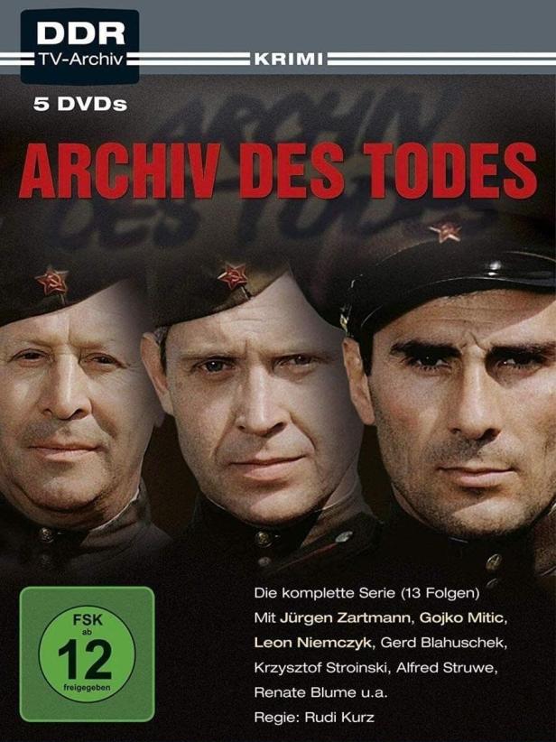 Das DVD-Cover der DDR-Krimiserie „Archiv des Todes“ zeigt drei Männer in Uniform.