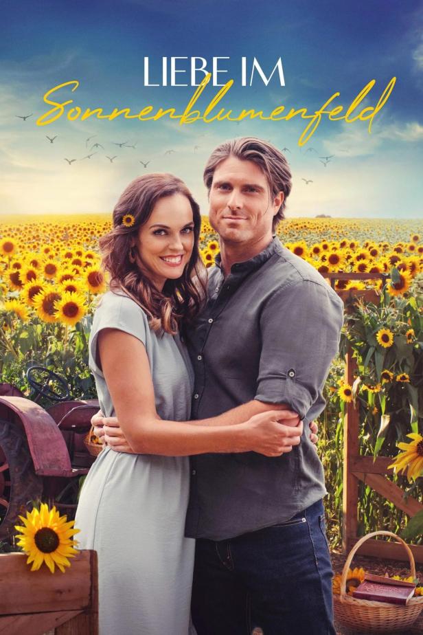 Ein Paar umarmt sich vor einem Feld voller Sonnenblumen.