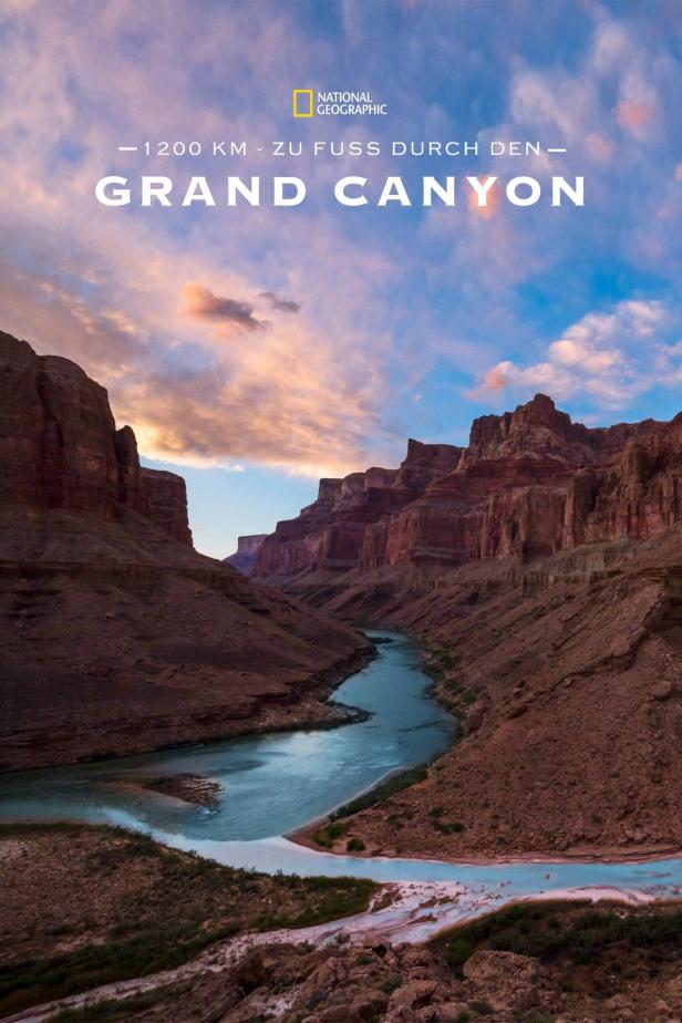 Der Colorado River schlängelt sich durch den Grand Canyon bei Sonnenuntergang.