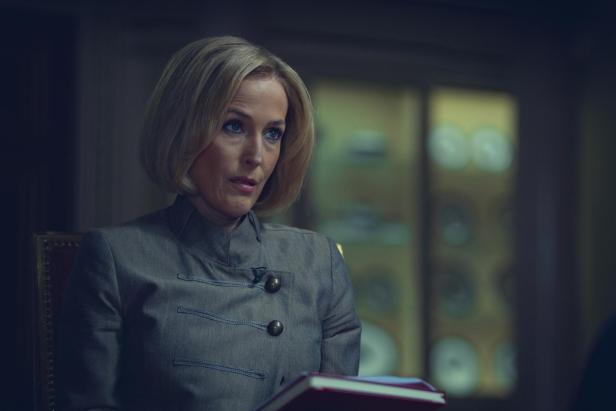 Gillian Anderson als Emily Maitlis mit einem grauen Anzug und blonden Haaren