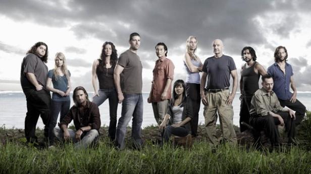 Der Cast von "Lost" steht nebeneinander auf einer Wiese. 