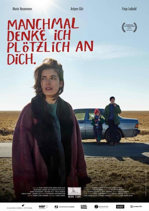 Das Filmplakat für „Manchmal denke ich plötzlich an dich“ zeigt Marie Nasemann vor einer isländischen Landschaft.