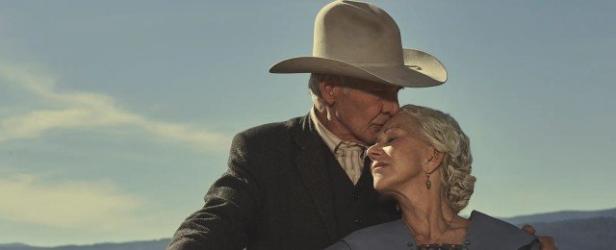 Ein Cowboy küsst seine Frau auf die Stirn