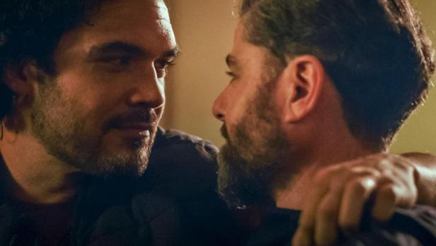 Zwei Männer mit Bärten stehen einander gegenüber.