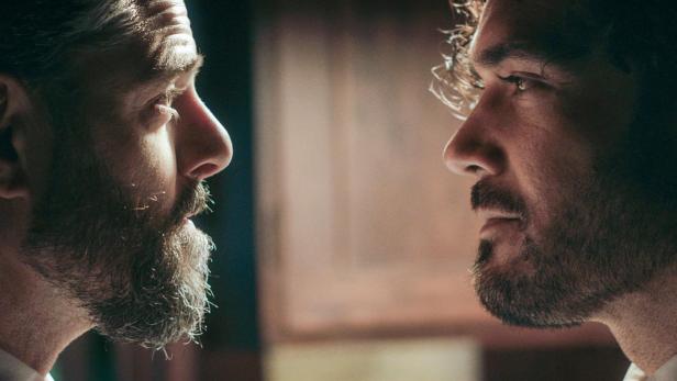 Zwei Männer mit Bärten stehen sich gegenüber.