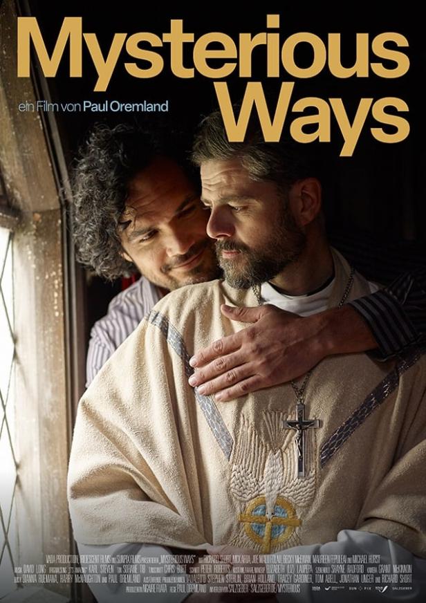 Ein Mann umarmt einen Priester auf dem Filmplakat zu „Mysterious Ways“.
