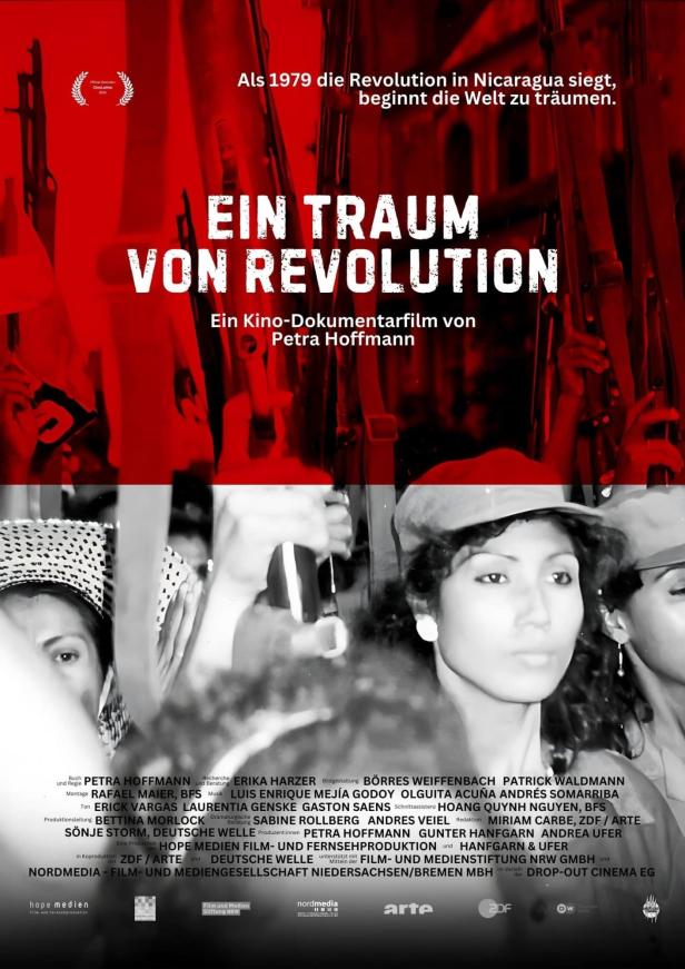 Das Filmplakat zeigt Frauen mit Gewehren für den Dokumentarfilm „Ein Traum von Revolution“.