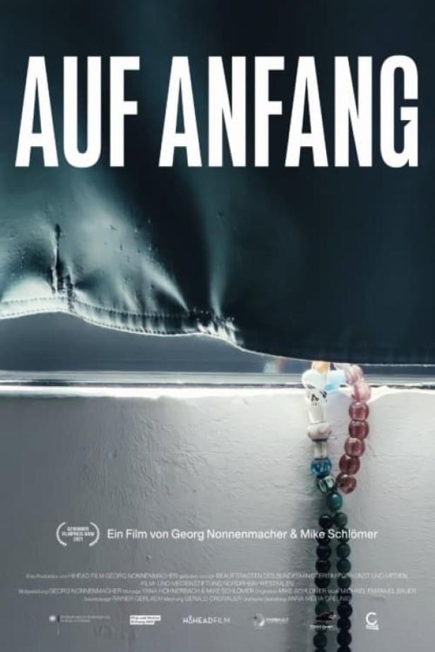 Das Filmplakat für „Auf Anfang“ zeigt eine Perlenkette vor einem dunklen Hintergrund.